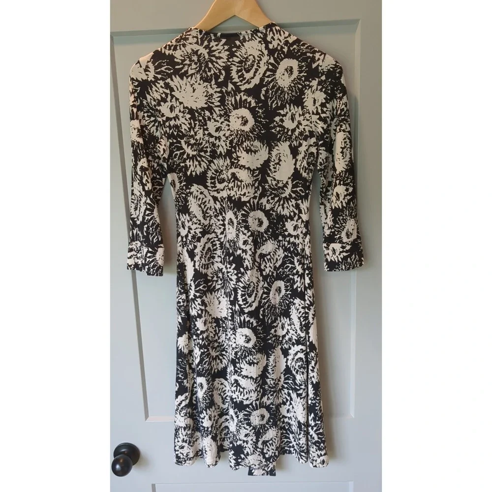 Diane Von Furstenburg Vintage Size 6 100% Silk Wrap Floral Dress‎